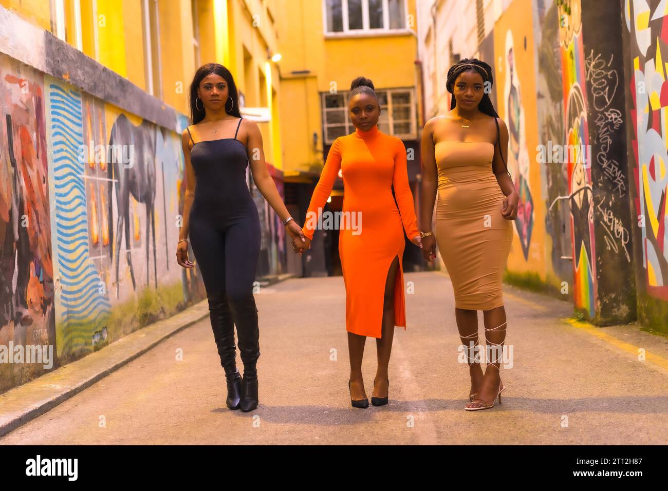 San Sebastian, Gipuzkoa Spanien, Februar 2021: Mode im urbanen Stil mit drei schwarzen afrikanischen Mädchen auf einer Stadtstraße Stockfoto