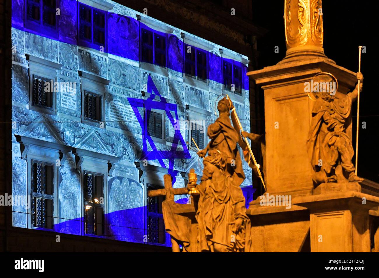 Pilsen, Tschechische Republik. Oktober 2023. Lichtprojektion der schwenkenden israelischen Flagge im Rathaus von Pilsen zur Unterstützung Israels, das am 10. Oktober 2023 von der radikal-islamistischen Gruppe Hamas in Pilsen angegriffen wurde. Quelle: Miroslav Chaloupka/CTK Photo/Alamy Live News Stockfoto