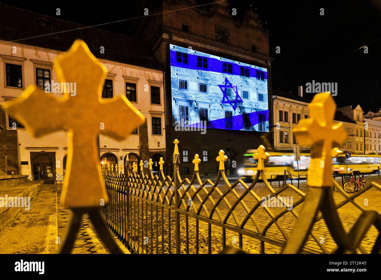 Pilsen, Tschechische Republik. Oktober 2023. Lichtprojektion der schwenkenden israelischen Flagge im Rathaus von Pilsen zur Unterstützung Israels, das am 10. Oktober 2023 von der radikal-islamistischen Gruppe Hamas in Pilsen angegriffen wurde. Quelle: Miroslav Chaloupka/CTK Photo/Alamy Live News Stockfoto