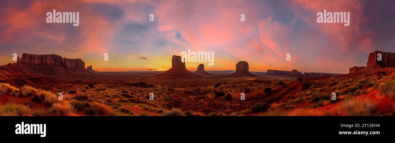 Panorama im Monument Valley National Park bei Orange Sunrise, Utah. Usa Stockfoto