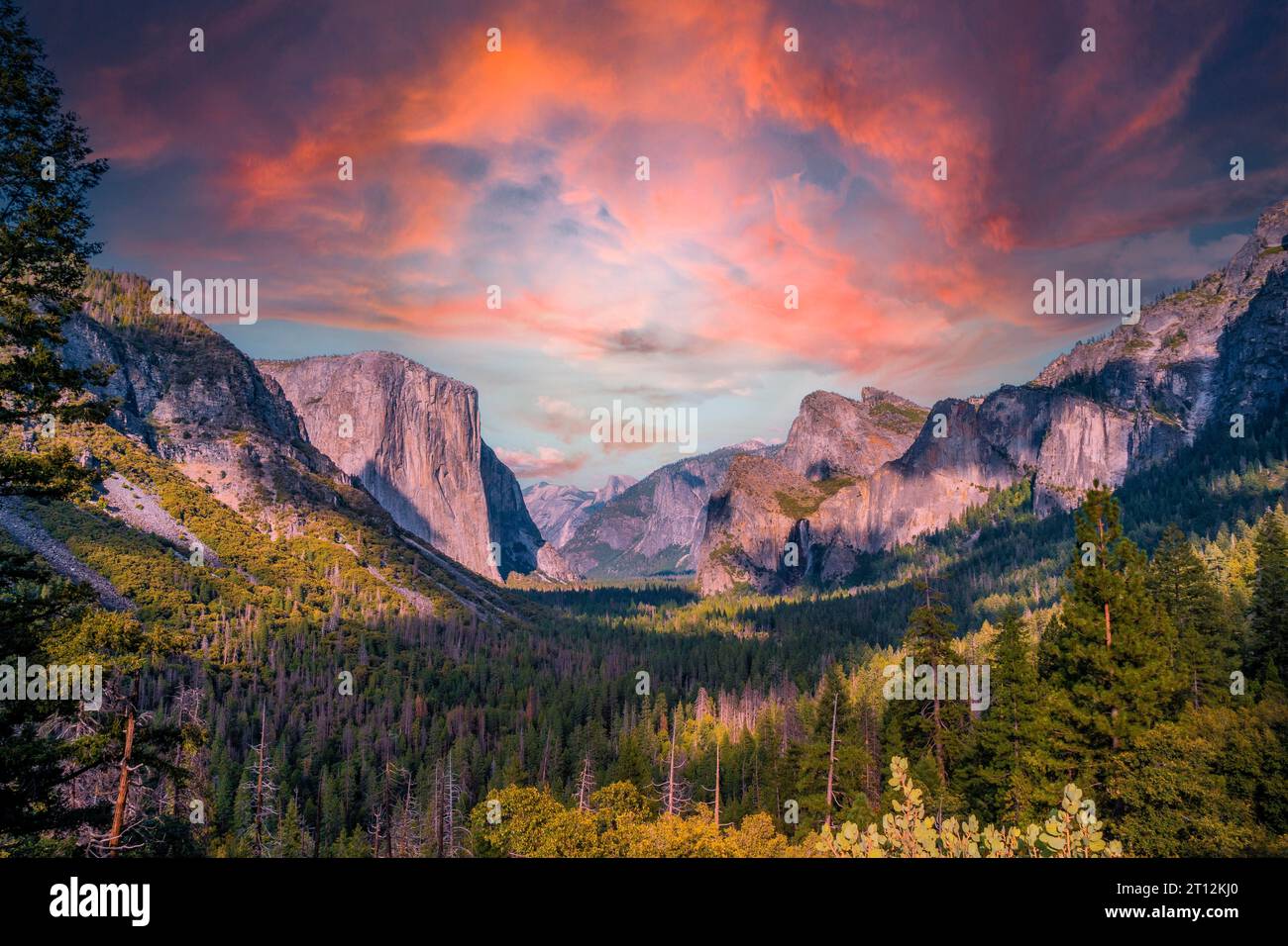 Blick auf den Tunnel bei einem herrlichen Sommersonnenaufgang, Yosemite National Park, Kalifornien. Usa Stockfoto