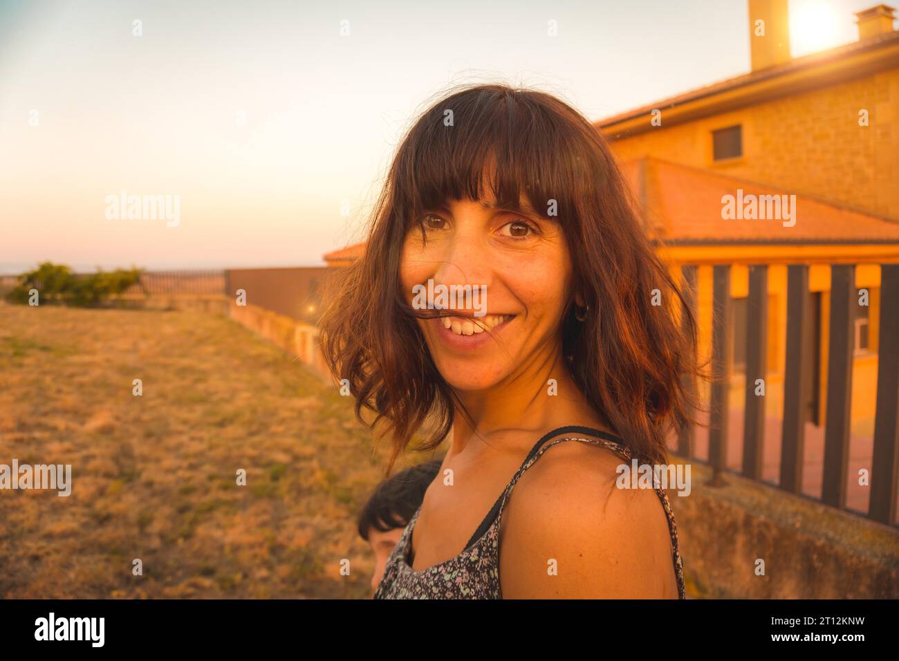 Sommerleben, eine junge brünette Weiße, die den Sommer in der goldenen Stunde genießt Stockfoto