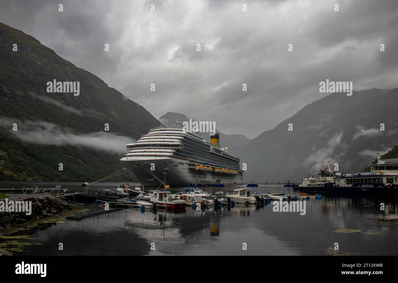 Desde la localidad de Geiranger se puede ver el tramo final del fiordo de Geiranger, con un crucero y pequeñas embarcaciones, Noruega Stockfoto