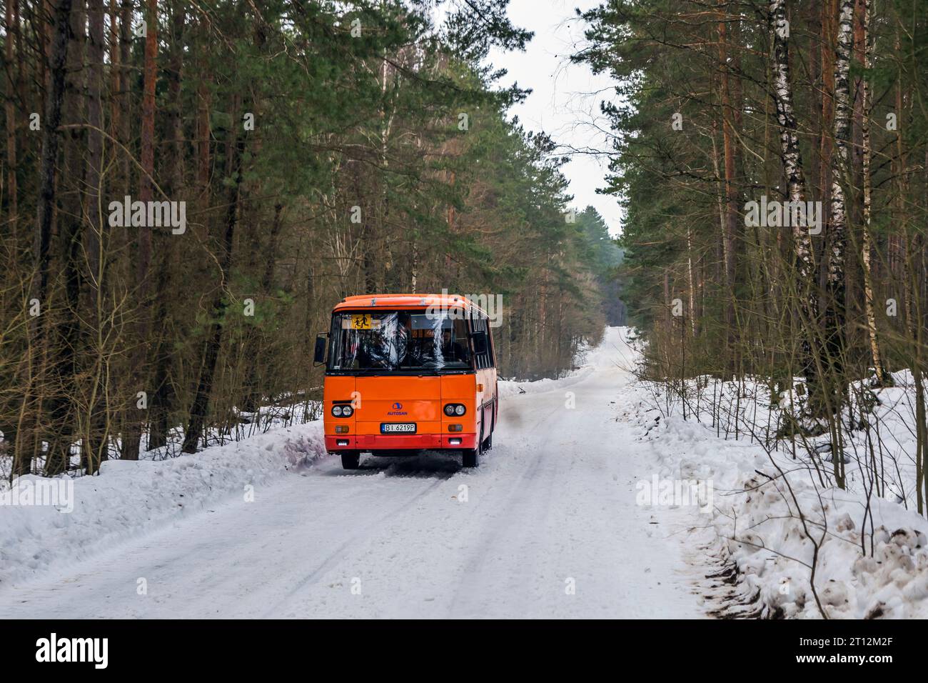 24.02.2021. Polen, Czepiele. Autosan H9-21.41S als Schulbus in der Gemeinde Kuźnica. Stockfoto
