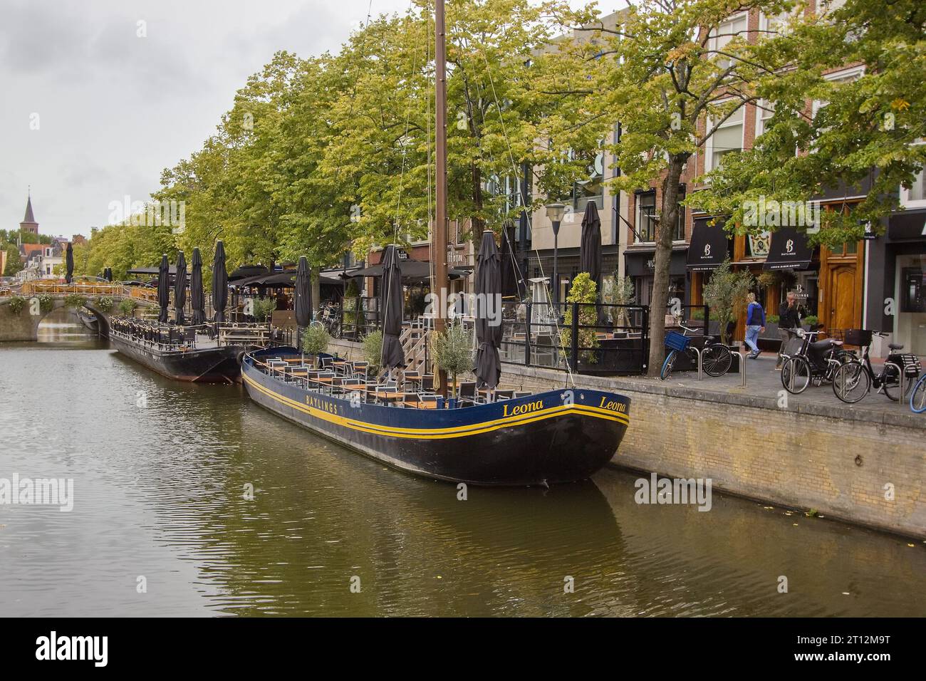 Blick von der Brücke auf den Kanal im Zentrum der Stadt Leeuwarden Stockfoto