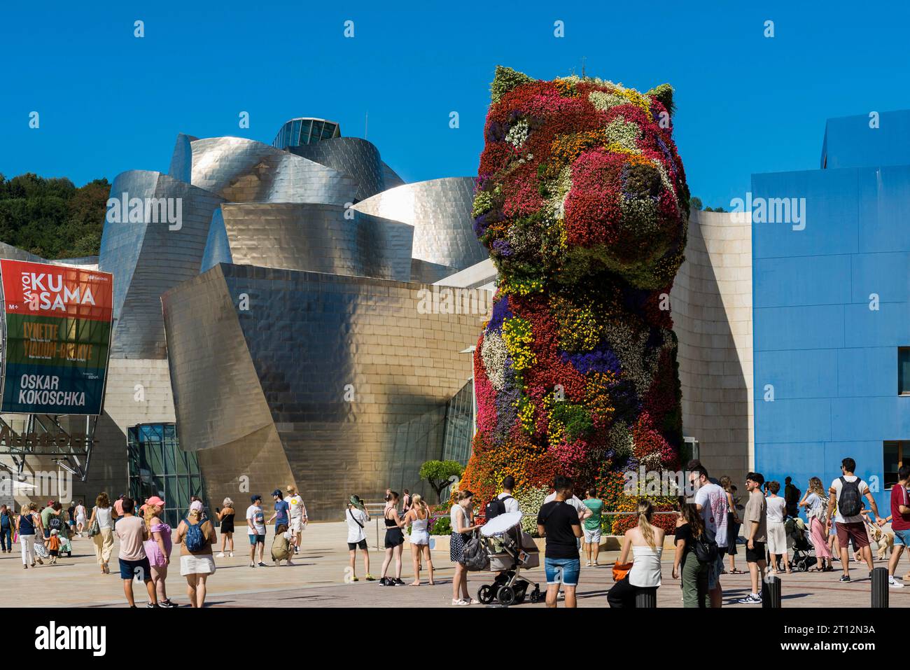 Guggenheim Museum Bilbao, Architekt Frank O. Gehry, Skulpturenhündchen von Jeff Koons, Bilbao, Baskenland, Spanien Stockfoto