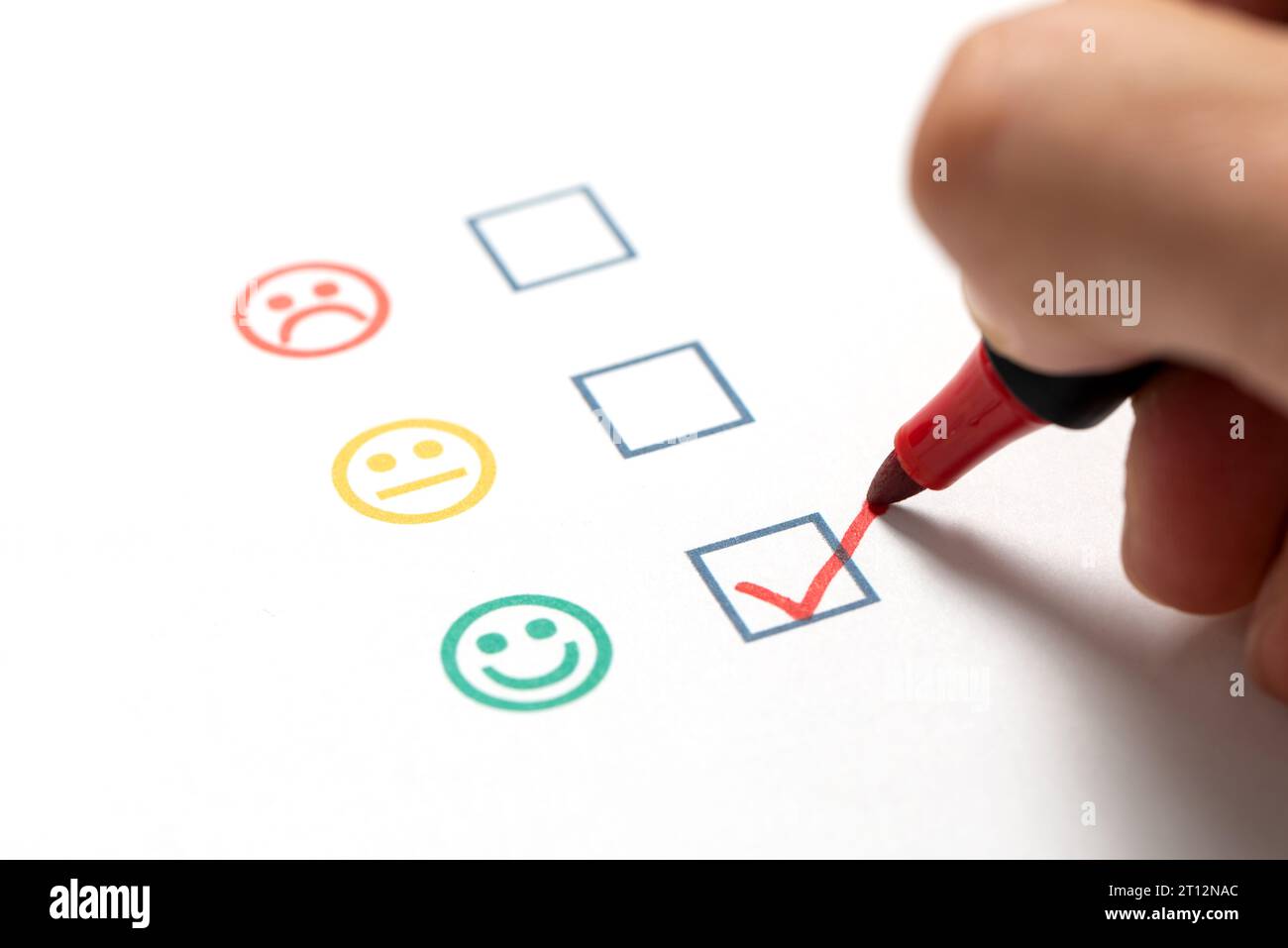 Fragebogen zur Kundenzufriedenheit und Umfragekonzept mit einem Smiley-Gesicht. Stockfoto