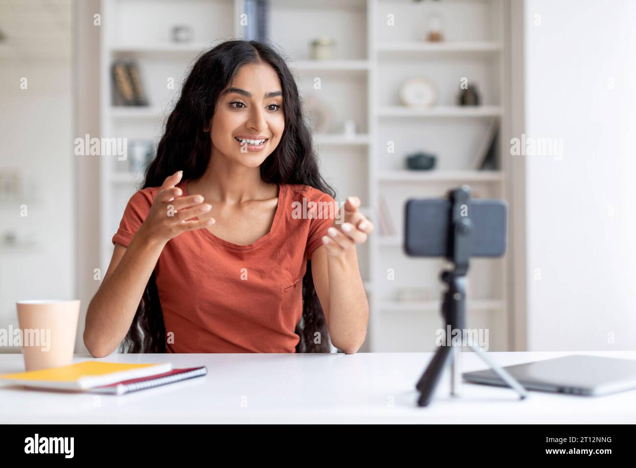 Enthusiastische junge indische Frau Blogger Broadcasting aus Home Space Stockfoto