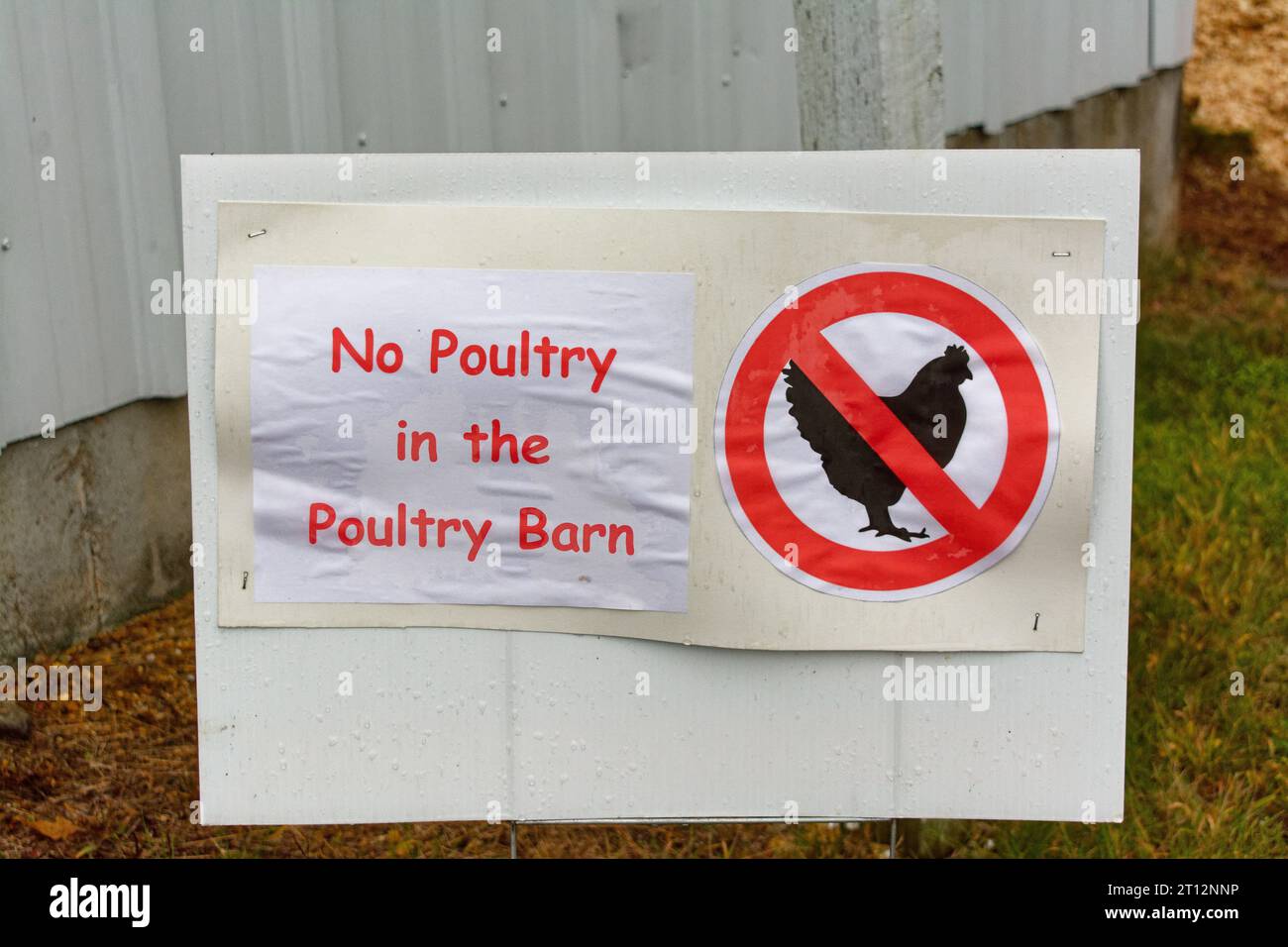 Deerfield Fair, New Hampshire 2023 - Ein Schild mit der Aufschrift No Geflügel in the Geflügel Barn hängt an der Seite des Gebäudes, wo früher Wettkämpfe stattfanden Stockfoto