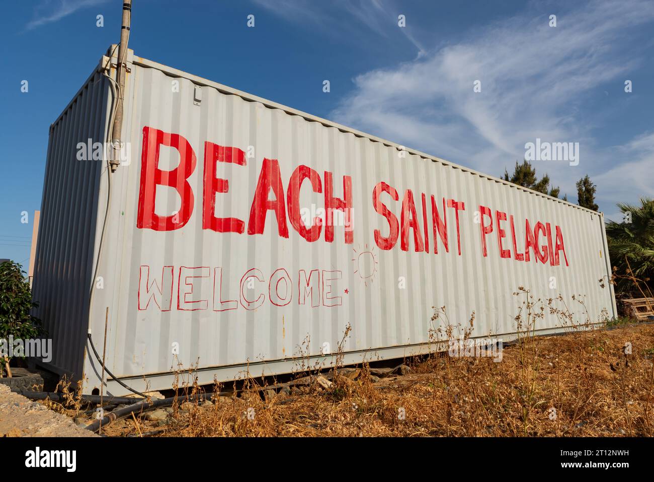 Willkommensschild am Strand in Agia Pelagia, Kreta, Griechenland. Stockfoto