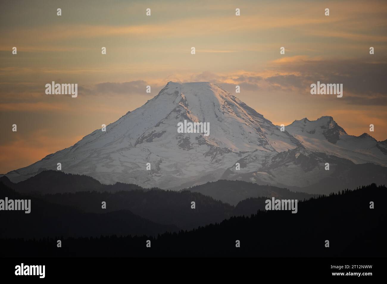 Bild: Mt. Baker in the Cascade Range Mountains, WA, USA. Sonnenuntergang auf dem Mount Baker, der ein wunderschönes alpenglow schafft. Schneebedeckte Berge. Snow Mountain Stockfoto