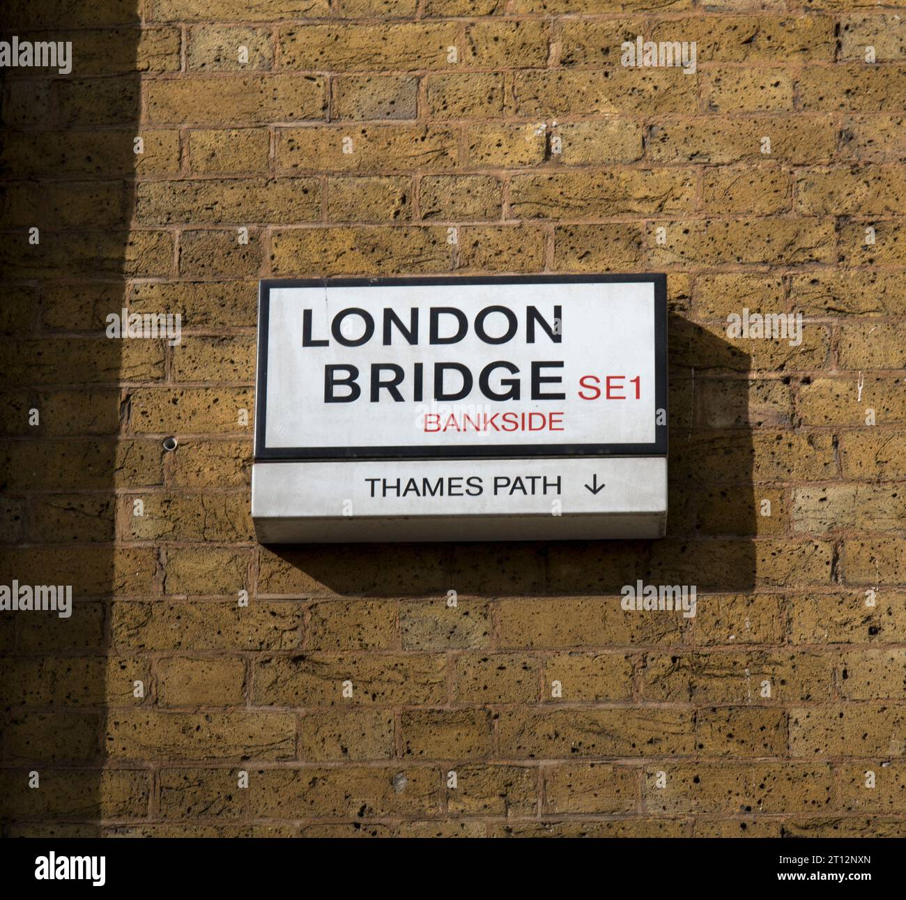 London Bridge und Thames Path Schild Stockfoto