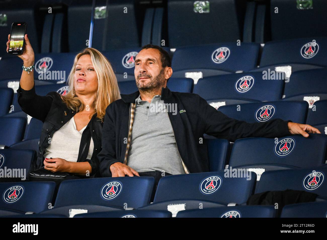 Paris, Frankreich. September 2023. Zinedine SOUALEM und ihre Partnerin Caroline FAINDT während des Fußballspiels der französischen Meisterschaft Ligue 1 zwischen Paris Saint-Germain und OGC Nice am 15. September 2023 im Parc des Princes Stadion in Paris, Frankreich - Foto Matthieu Mirville/DPPI Credit: DPPI Media/Alamy Live News Stockfoto