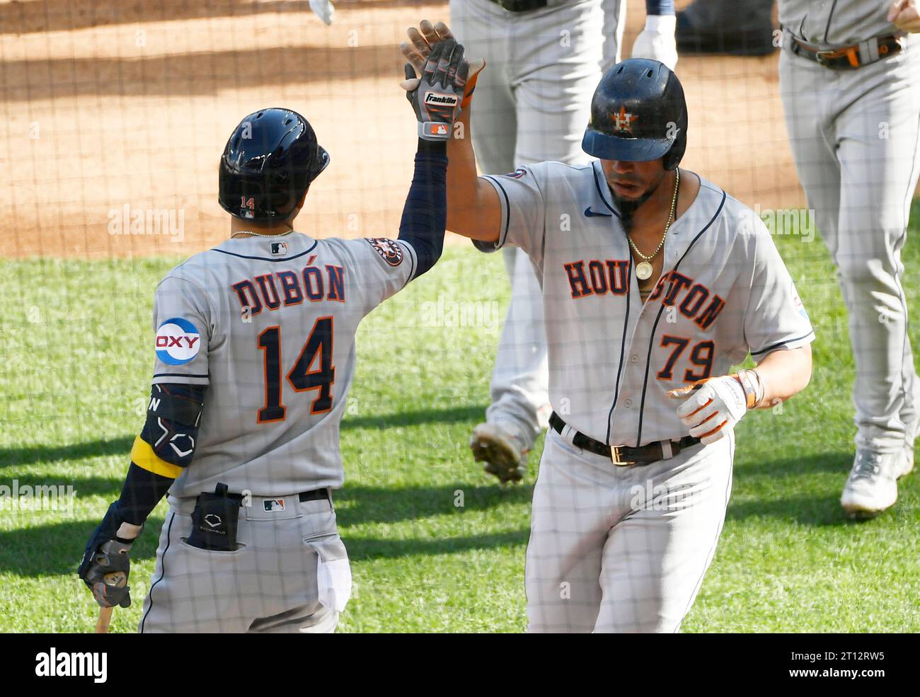 Minneapolis, Usa. Oktober 2023. Houston Astros Jose Abreu wird von Mauricio Dubon gratuliert, nachdem er im ersten Inning einen drei-Lauf-Homerun geschlagen hatte, der den Astros im dritten Spiel der MLB American League Division Series am Dienstag, den 10. Oktober 2023, einen 4-0er Vorsprung vor den Minnesota Twins gab. Foto: Craig Lassig/UPI. Quelle: UPI/Alamy Live News Stockfoto