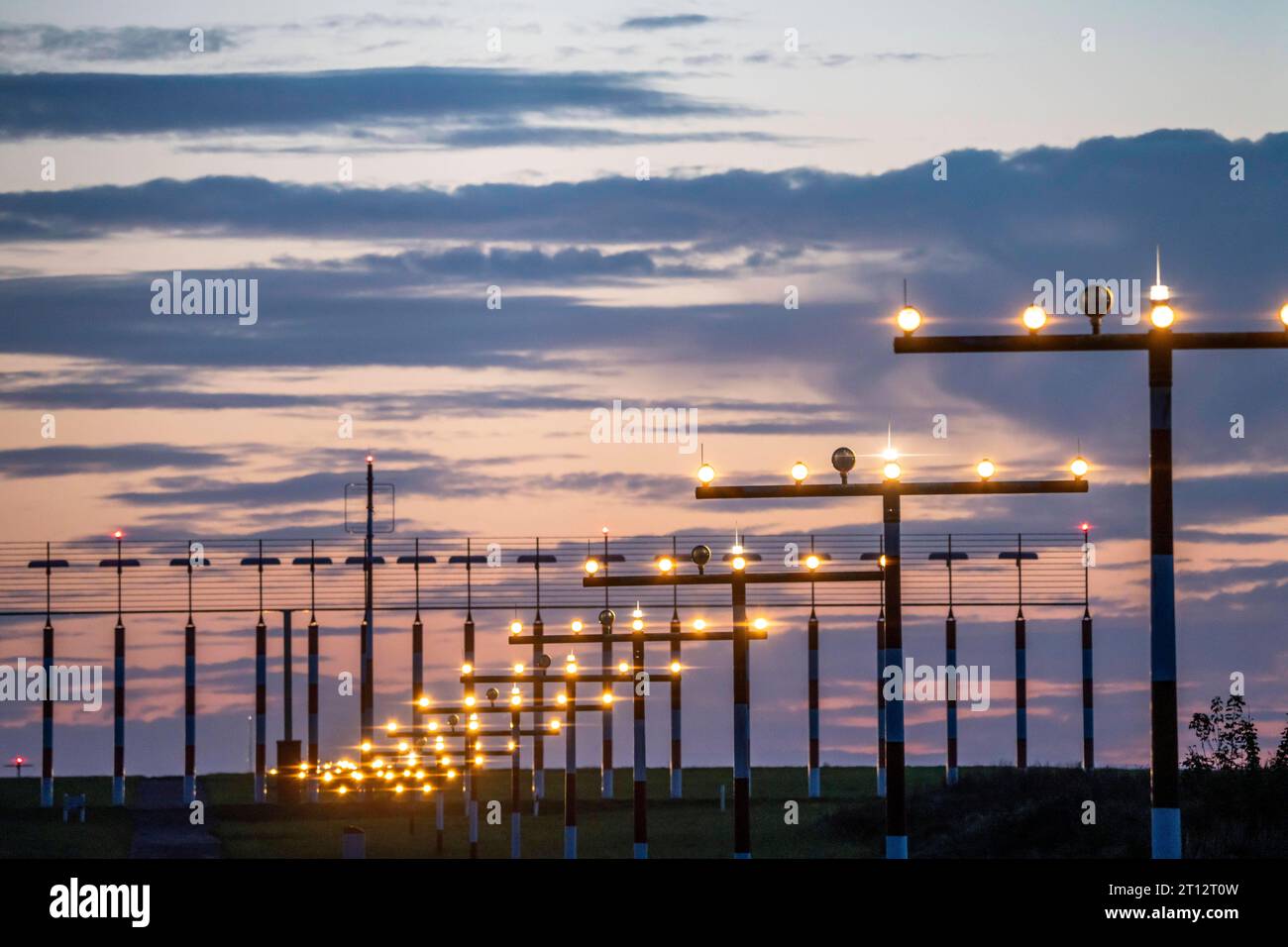 Flughafen Düsseldorf International, Landebahn Süd, 05R/23L, Befeuerung, NRW, Deutschland, Luftverkehr DUS *** internationaler Flughafen Düsseldorf, Start- und Landebahn Süd, 05R 23L, Beleuchtung, NRW, Deutschland, Flugverkehr DUS Credit: Imago/Alamy Live News Stockfoto