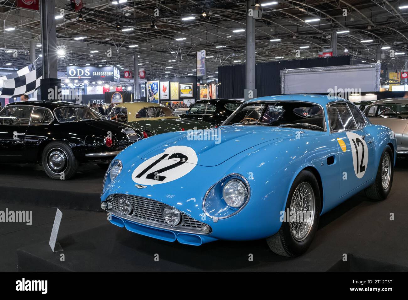 Paris, Frankreich - Rétromobile 2023. Konzentrieren Sie sich auf einen blauen 1961 Aston Martin DB4 GT Zagato. Stockfoto