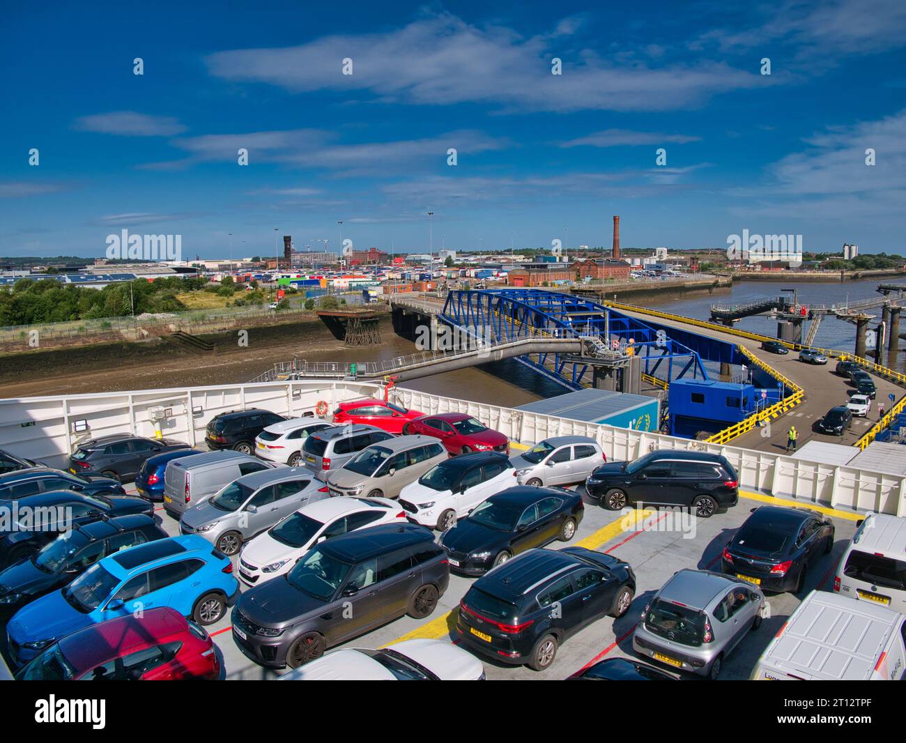 Autos auf dem Oberdeck der Stena Line Fähre, die Birkenhead auf dem Fluss Mersey nach Belfast in Nordirland verlassen. Der Linkspan befindet sich im Stockfoto