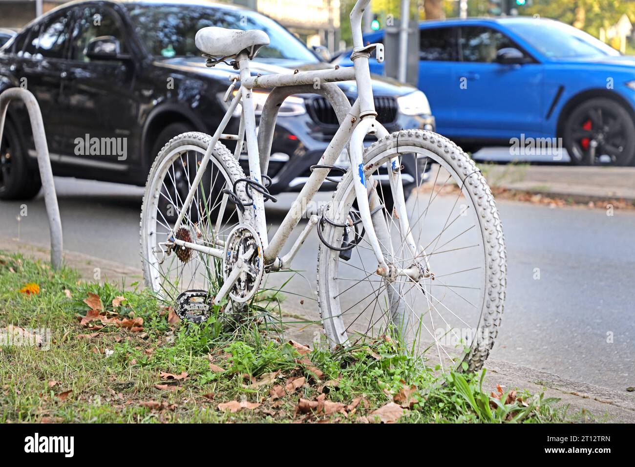 Weiße Ghost-Bikes erinnern an tödlich verunglückte Radfahrer am Rand einer stark befahrenen Straße, die als Unfallschwerpunkt gilt, befindet sich ein sogenanntes weißes Ghost-Bike nach einem tödlichen Unfall. *** White Ghost Bikes gedenken an den Tod eines Radfahrers auf einer befahrenen Straße, die als Unfallschwerpunkt gilt, befindet sich nach einem tödlichen Unfall ein sogenanntes White Ghost Bike. Credit: Imago/Alamy Live News Stockfoto