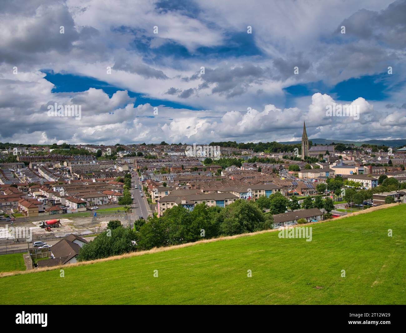 Blick auf die Bogside Gegend von West Derry  Londonderry mit Blick von der Stadtmauer zum Creggan Estate. Stockfoto