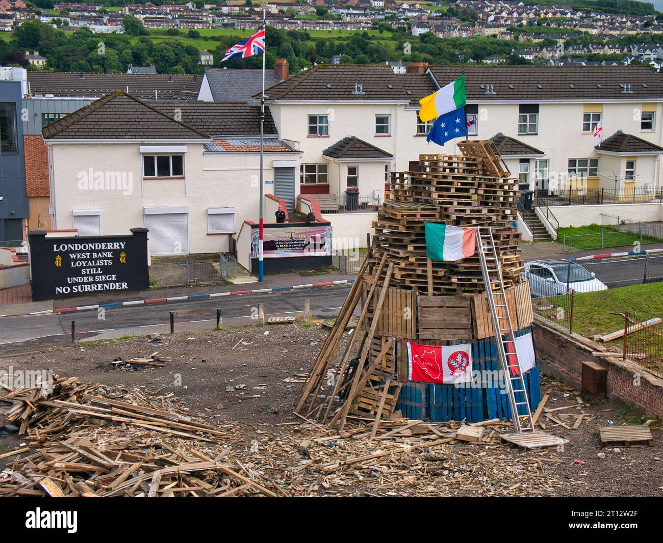 Ein Lagerfeuer auf der Hawkin Street in Derry Londonderry, Nordirland, Großbritannien. Am 11. Juli, vor der unionistisch-loyalistischen Feier der Schlacht von Stockfoto