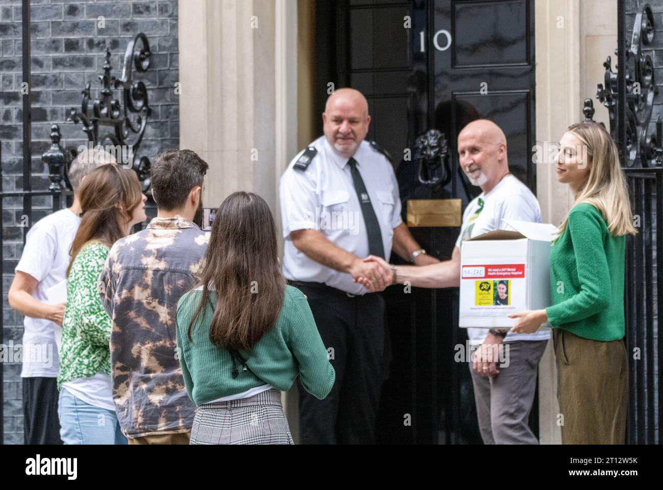 London, Großbritannien. Oktober 2023. Eine Petition wird an die Downing Street 10 von der Calzy Foundation gesendet, in der eine dreistellige Notfall-Nummer für psychische Gesundheit gefordert wird, um kostenlose erste-Hilfe-Schulungen für psychische Gesundheit anzubieten und die Agenda zur Lösung des Stigams bei jungen Erwachsenen zu zwingen, die über oder Gesundheit für psychische Gesundheit suchen. Die Stiftung wurde gegründet, nachdem Cal Stuart im Januar 2021 Selbstmord beging Credit: Ian Davidson/Alamy Live News Stockfoto