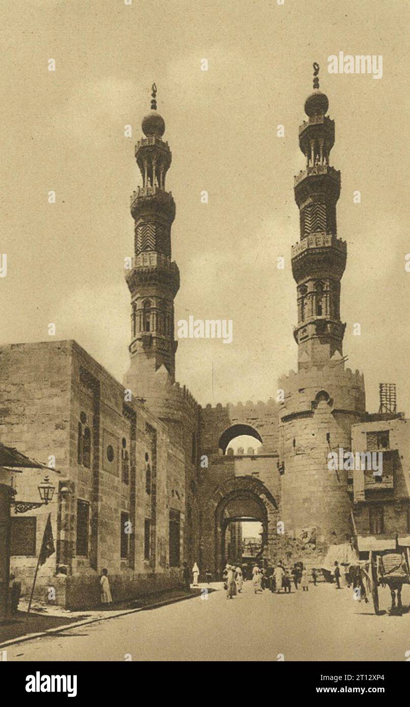 Das Fatimiden-Tor von Bab Zuwayla mit den Zwillingsminaretten der angrenzenden Moschee von Sultan al-Muayyad Shaykh. Herz restaurierte sowohl das Tor als auch die prächtigen Minarette. Stockfoto