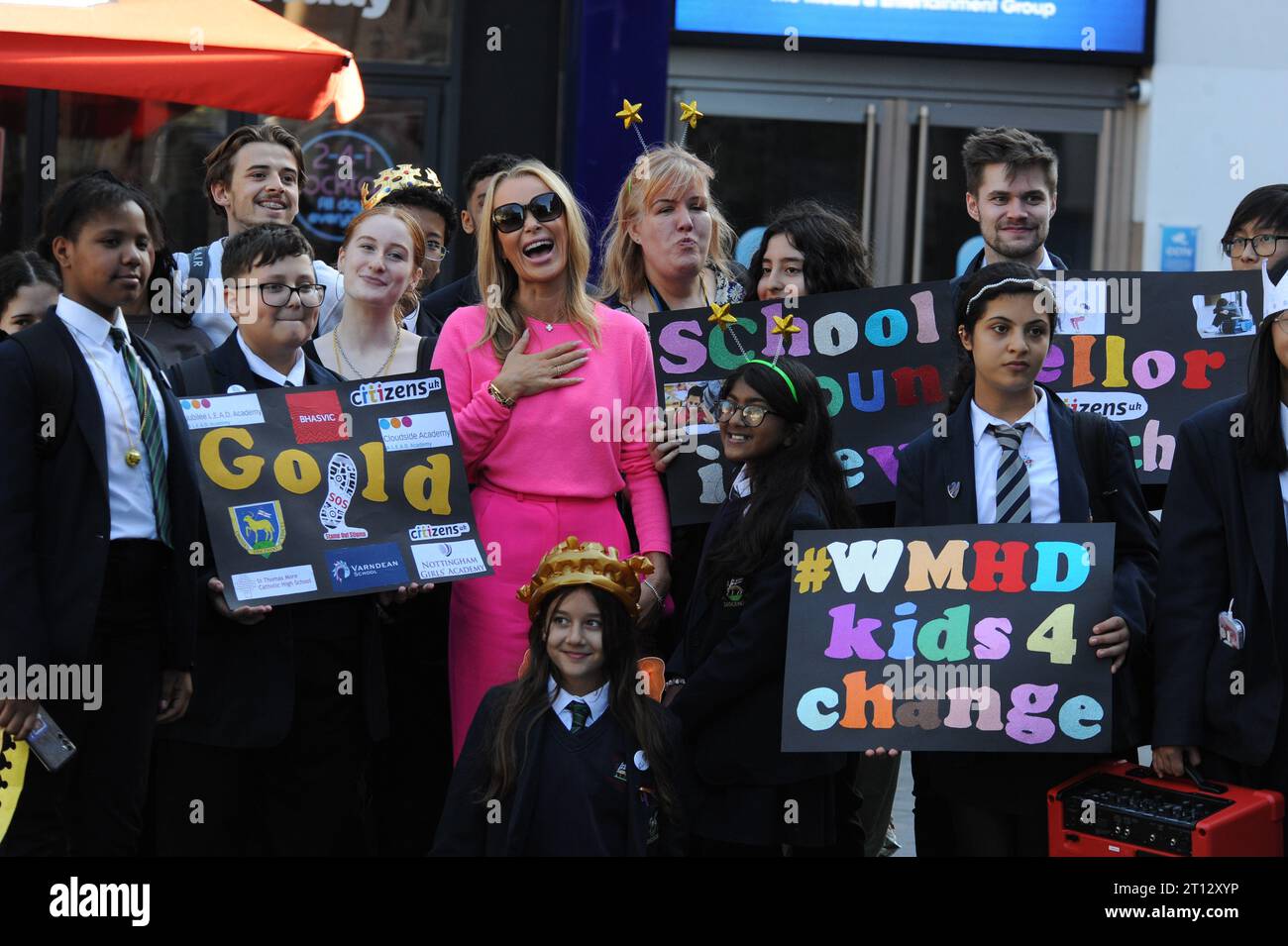 Leicester Square, London, Großbritannien. Amanda Holden schließt sich Schülern der Hendon Secondary School for Mental Health Awareness an. Quelle: David Bronstein/Alamy Live News Stockfoto