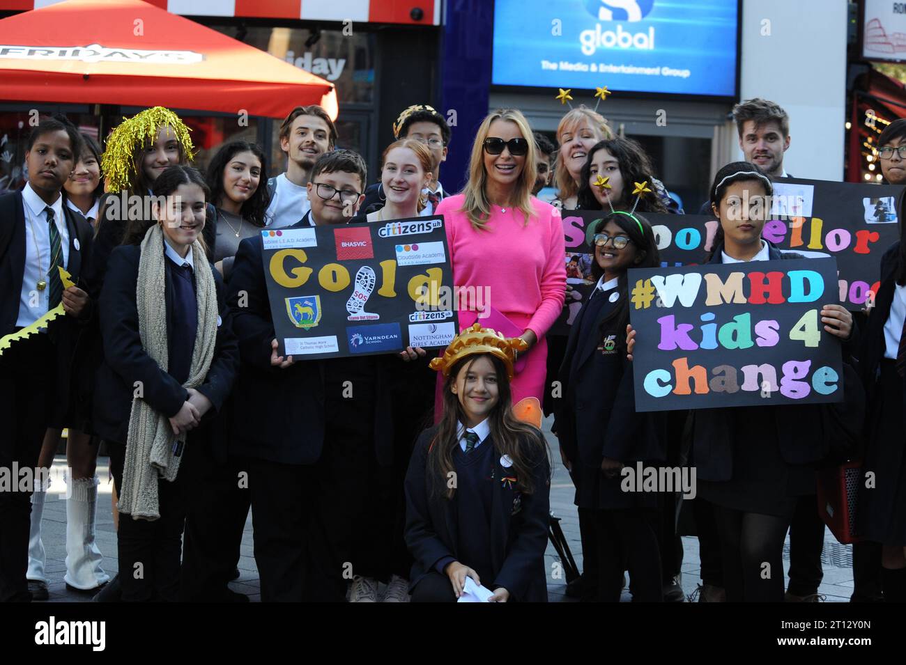 Leicester Square, London, Großbritannien. Amanda Holden schließt sich Schülern der Hendon Secondary School for Mental Health Awareness an. Quelle: David Bronstein/Alamy Live News Stockfoto