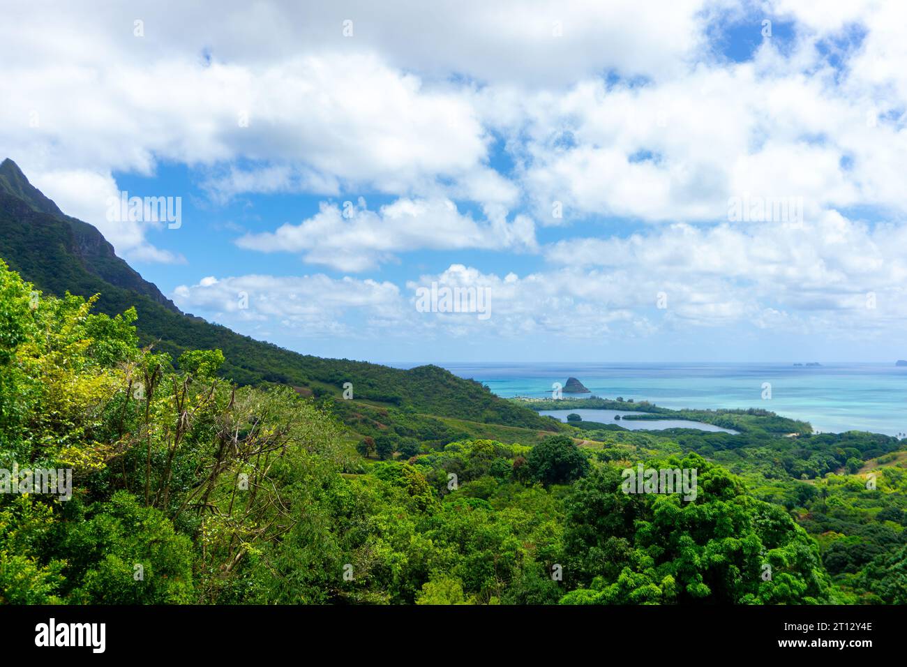 Kualoa Point und Mokolii, auch bekannt als Chinaman's hat, auf der Insel Kaneohe Bay, Oahu, Hawaii, USA. Stockfoto