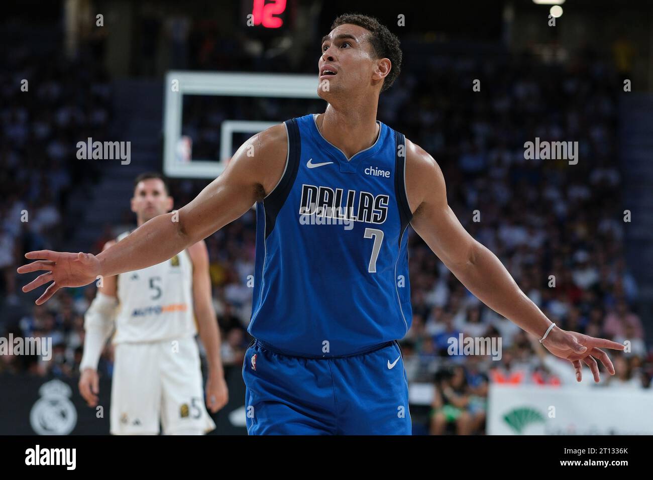 Madrid, Spanien. Oktober 2023. Dwight Powell von Dallas Mavericks während des Ausstellungsspiels zwischen Dallas Mavericks und Real Madrid im Wizink Center am 10. Oktober 2023 in Madrid (Foto: Oscar Gonzalez/SIPA USA) (Foto: Oscar Gonzalez/SIPA USA) Credit: SIPA USA/Alamy Live News Stockfoto