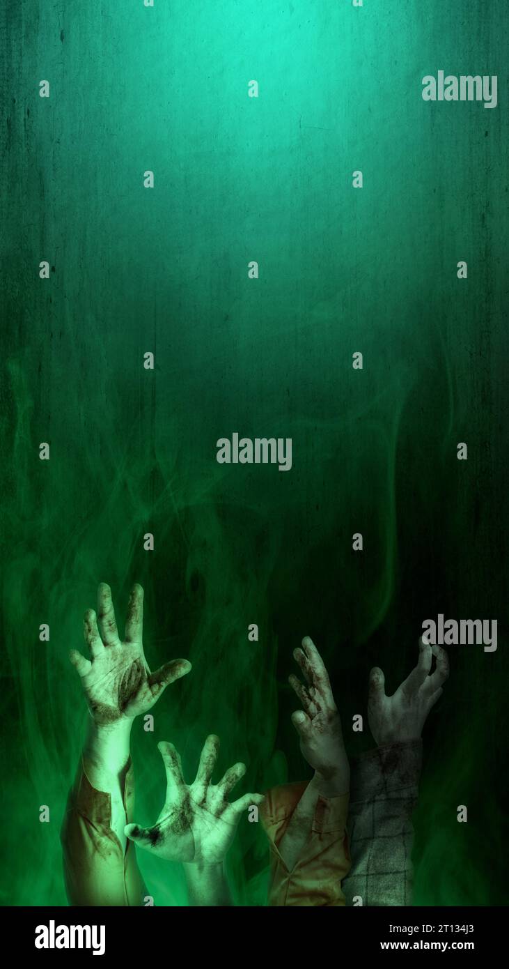 Zombiehände mit dunklem Hintergrund. Gruseliges Halloween-Konzept Stockfoto