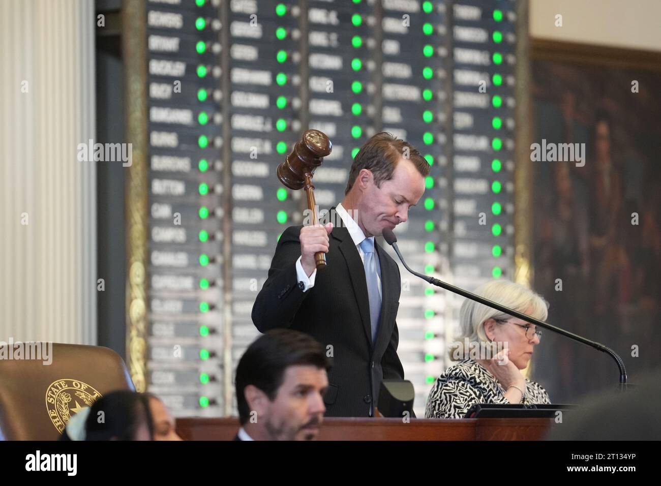 Austin Texas USA, 9. Oktober 2023: Texas House Speaker Dade Phelan Gavels in the House für eine dritte Sondersitzung. ©Bob Daemmrich Stockfoto