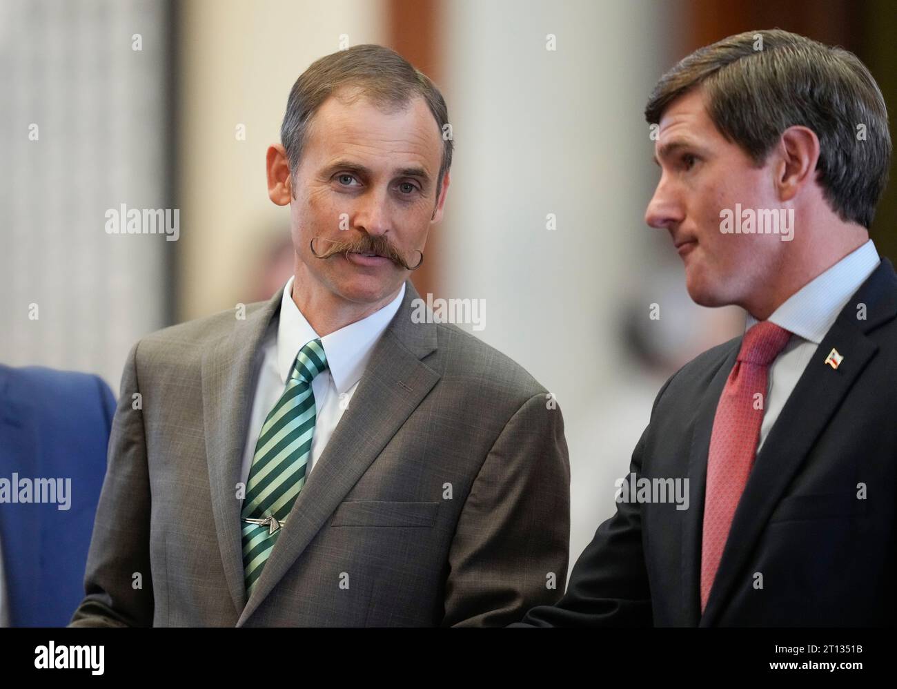 Austin Texas USA, 9. Oktober 2023: Staatsrep. Andrew Murr, R-Junction (links), spricht mit einem Kollegen in der Kammer des Repräsentantenhauses während des ersten Tages der 3. Sondersitzung der 88. Legislative. ©Bob Daemmrich Stockfoto