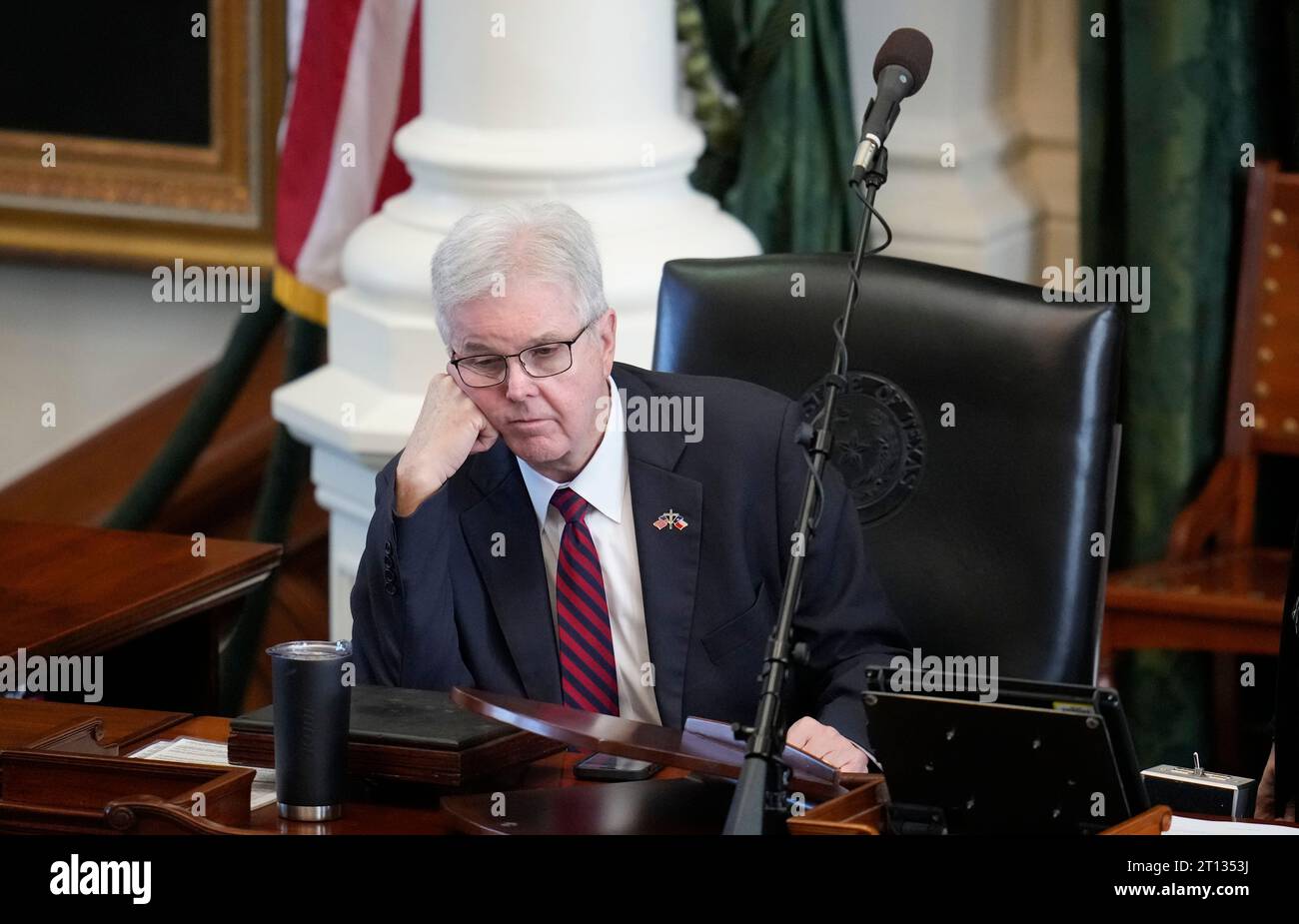 Austin Texas USA, 9. Oktober 2023: Texas Lt. Gouverneur Dan Patrick auf der Bühne in der Senatskammer, da die Senatoren zu Beginn der 3. Sondersitzung der 88. Legislative in der Pause sind. ©Bob Daemmrich Stockfoto