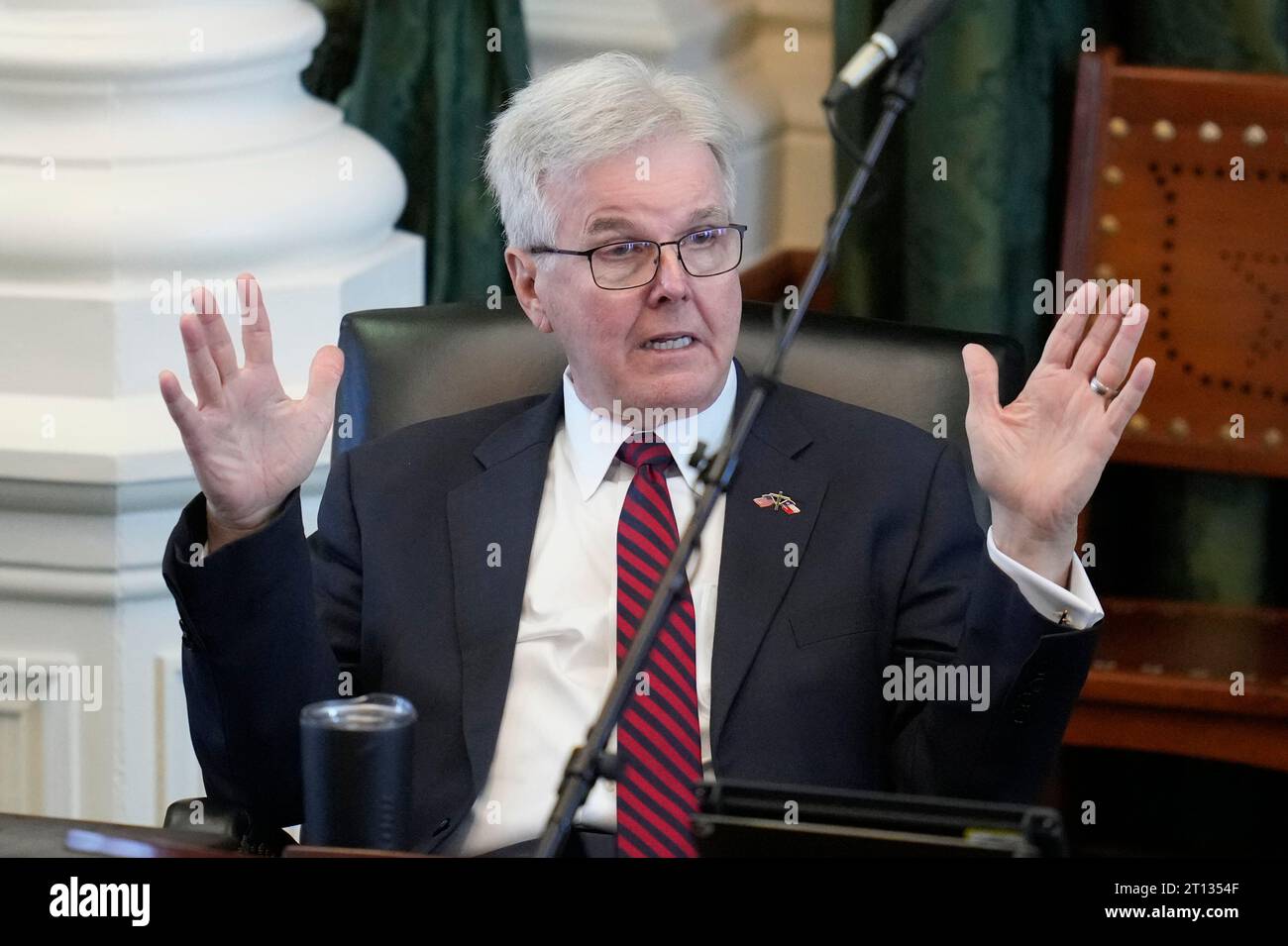 Austin Texas USA, 9. Oktober 2023: Texas Lt. Gouverneur Dan Patrick auf der Bühne in der Senatskammer, da die Senatoren zu Beginn der 3. Sondersitzung der 88. Legislative in der Pause sind. ©Bob Daemmrich Stockfoto