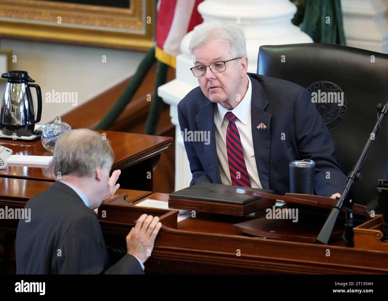 Austin Texas USA, 9. Oktober 2023: Texas Lt. Gouverneur Dan Patrick auf der Bühne in der Senatskammer, da die Senatoren zu Beginn der 3. Sondersitzung der 88. Legislative in der Pause sind. ©Bob Daemmrich Stockfoto