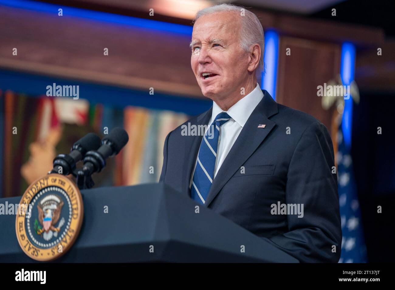 Washington, DC, USA. Oktober 2023. US-Präsident Joe Biden hält virtuelle Bemerkungen zum U.S. Fire Administrators Summit on Fire Prevention & Control vom Weißen Haus in Washington, DC, USA, am 10. Oktober 2023. Quelle: Shawn Thew/Pool über CNP/dpa/Alamy Live News Stockfoto
