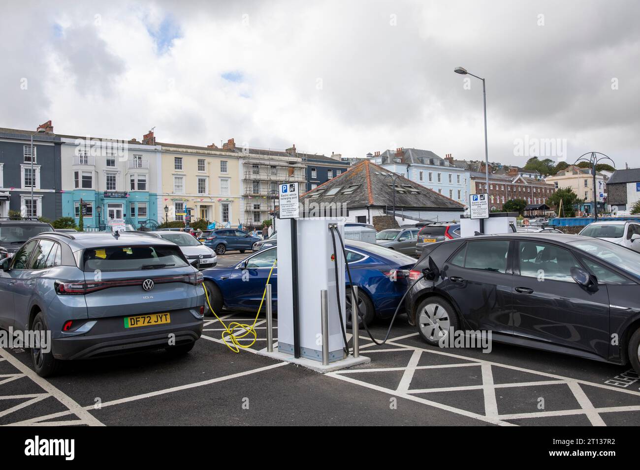 Öffentliche Ladestation für Elektrofahrzeuge auf einem Parkplatz in Falmouth, Cornwall, England Stockfoto