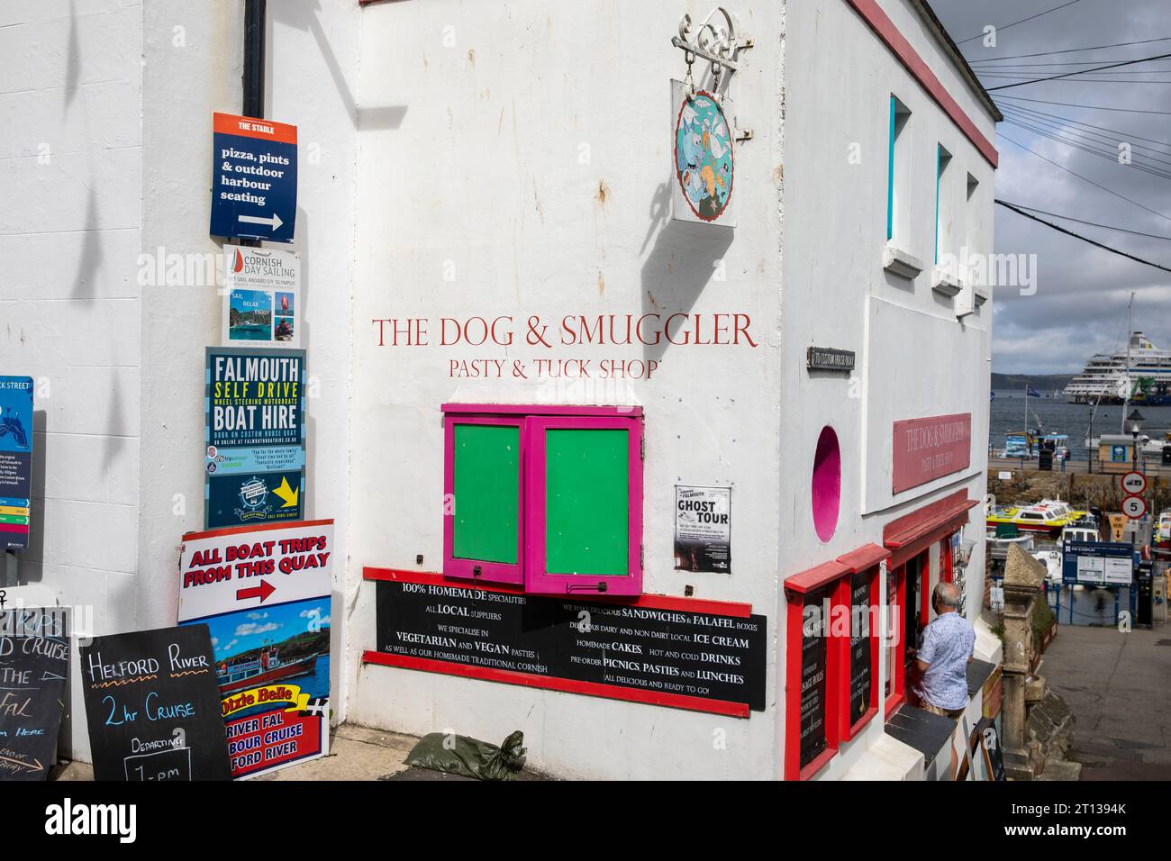 Falmouth Stadtzentrum, The Dog and Smuggler Pasty und Tuck Shop neben dem Pier Hafen, Cornwall, England, Großbritannien Stockfoto