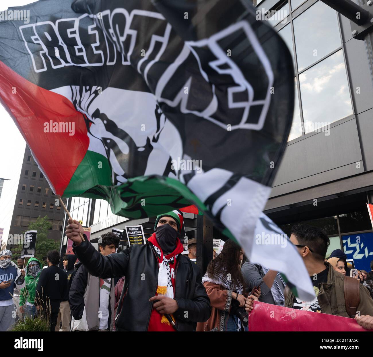 Newark, New Jersey, USA. Oktober 2023. Demonstranten werden während eines Protests im Gazastreifen vor dem Corey Booker Büro des New Jersey Senators in Newark, New Jersey, gezeigt. Demonstranten protestierten gegen die israelische Apartheid und Besatzung. (Kreditbild: © Brian Branch Price/ZUMA Press Wire) NUR REDAKTIONELLE VERWENDUNG! Nicht für kommerzielle ZWECKE! Stockfoto