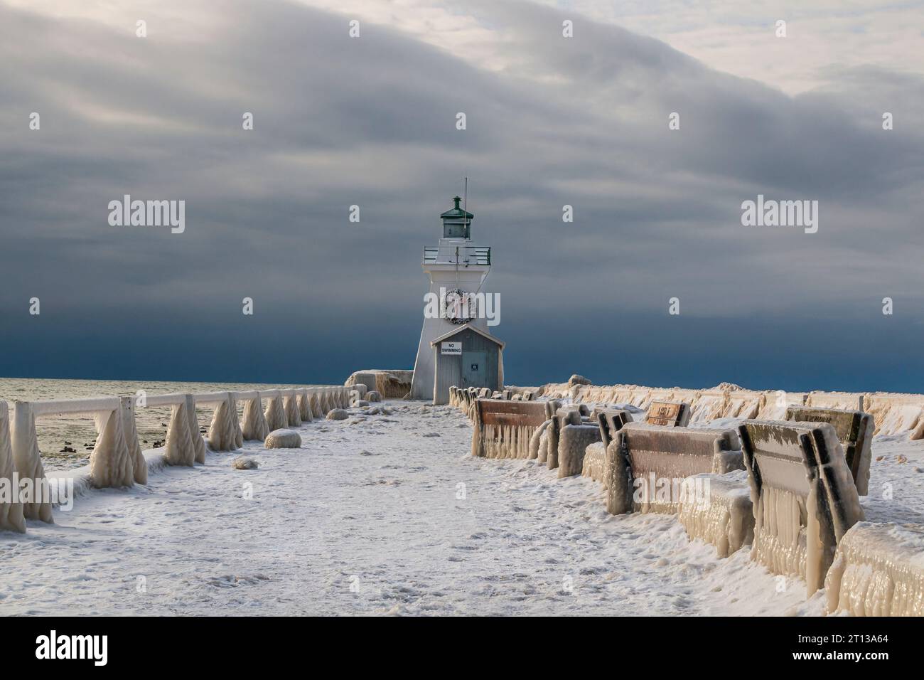 Frozen West Pier Lighthouse und Eisformationen am Eriesee in Port Dover, Ontario, Kanada. Stockfoto