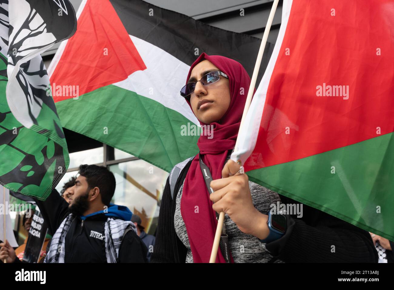 Newark, New Jersey, USA. Oktober 2023. Demonstranten werden während eines Protests im Gazastreifen vor dem Corey Booker Büro des New Jersey Senators in Newark, New Jersey, gezeigt. Demonstranten protestierten gegen die israelische Apartheid und Besatzung. (Kreditbild: © Brian Branch Price/ZUMA Press Wire) NUR REDAKTIONELLE VERWENDUNG! Nicht für kommerzielle ZWECKE! Stockfoto