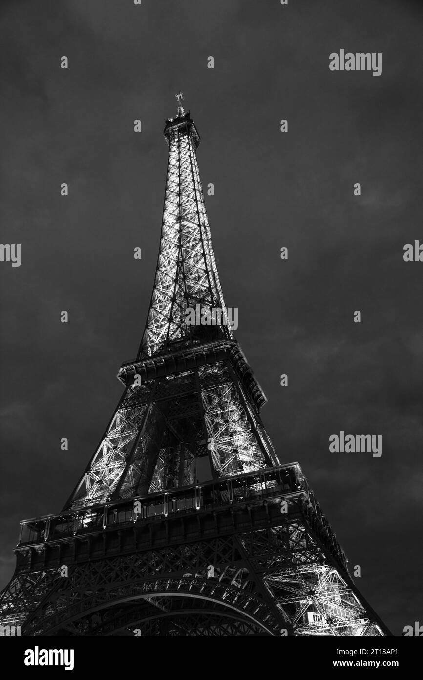 Eiffelturm in der Abenddämmerung, Paris, Frankreich Stockfoto