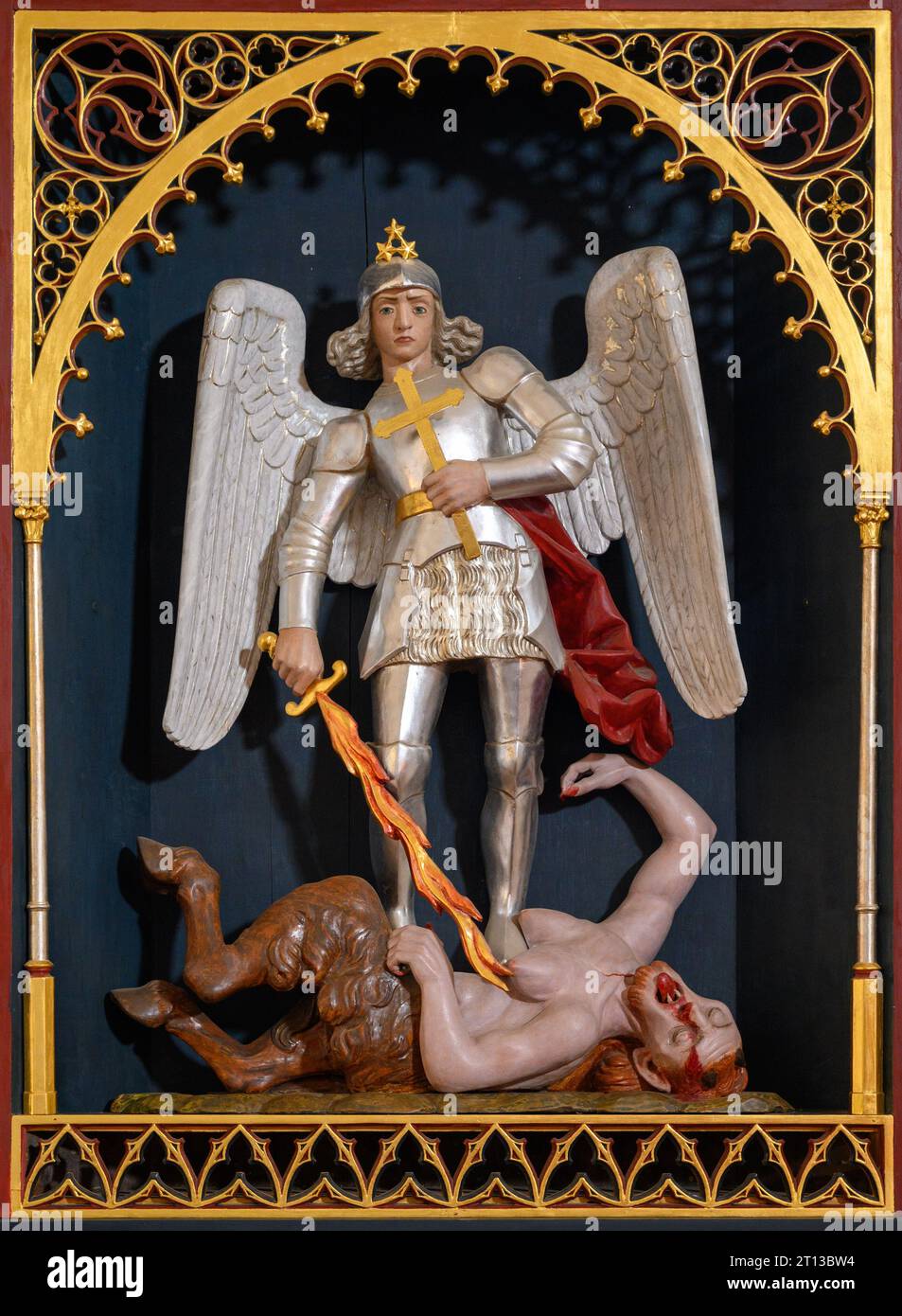 Der Heilige Michael, der Erzengel, besiegt den Teufel. Die Kirche des Heiligen Geistes in Ľubica, Slowakei. Stockfoto