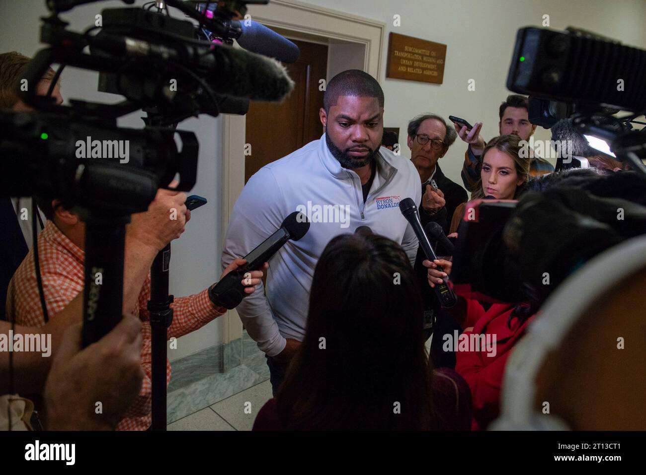 Der US-Repräsentant Byron Donalds (Republikaner von Florida) beantwortet Fragen der Presse nach einem Treffen mit anderen Repräsentanten Floridas bezüglich der Speakership am Dienstag, den 10. Oktober 2023, im Rayburn House Office Building. Quelle: Annabelle Gordon/CNP Stockfoto