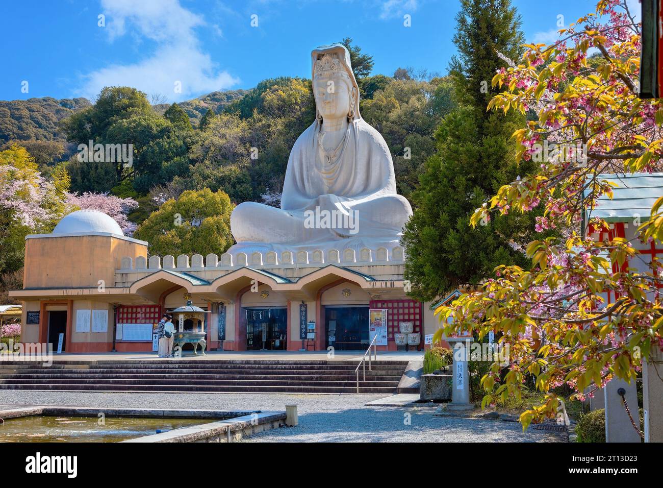 Kyoto, Japan - März 30 2023: Der Ryozen Kannon-Tempel ist ein Kriegsdenkmal, das den Gefallenen beiden Seiten des Pazifikkriegs gewidmet ist Stockfoto