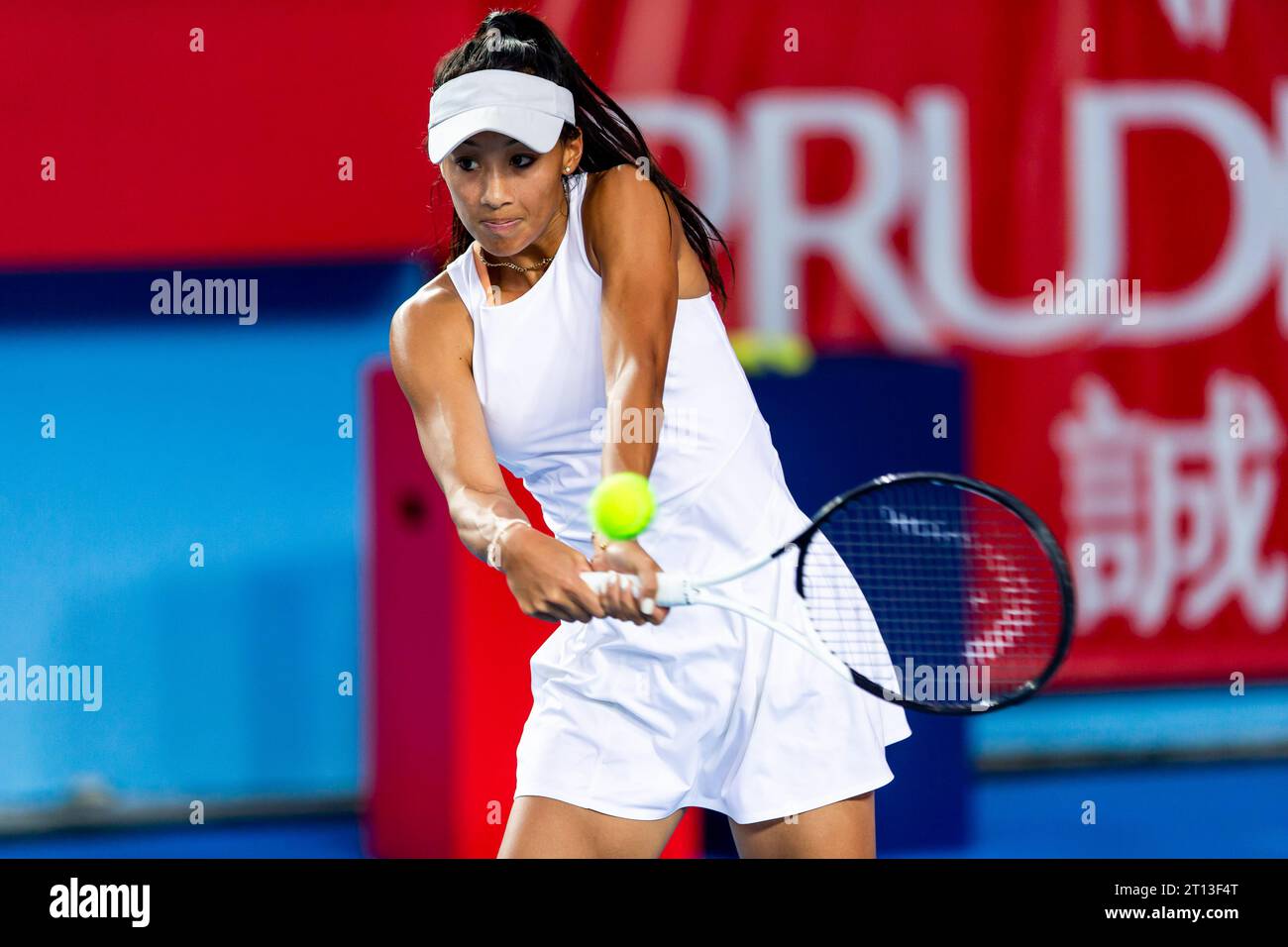 Hongkong, China. Oktober 2023. Priscilla Hon aus Australien spielt während der 1. Runde im Singles Main Unentschieden gegen Eudice Chong aus Hong Kong China am 4. Tag des Prudential Hong Kong Tennis Open 2023 im Hong Kong Victoria Park Tennis Stadium. Endpunktzahl: Priscilla Hon 2:1 Eudice Chong. Quelle: SOPA Images Limited/Alamy Live News Stockfoto