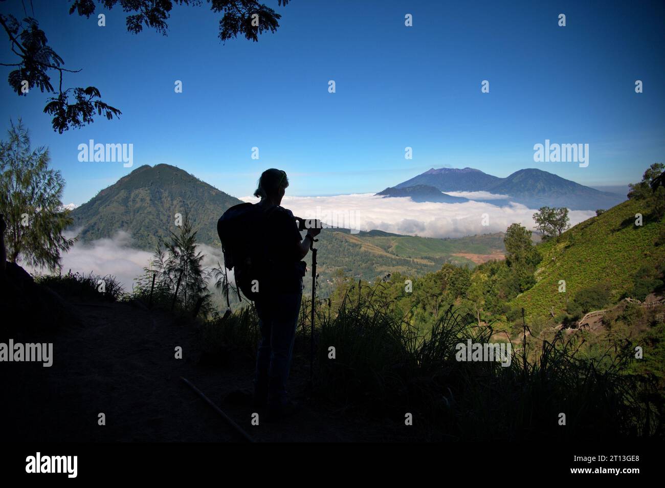 Rückansicht einer Frau, die Fotos auf dem Weg zum Vulkan Ijen in Indonesien macht Stockfoto