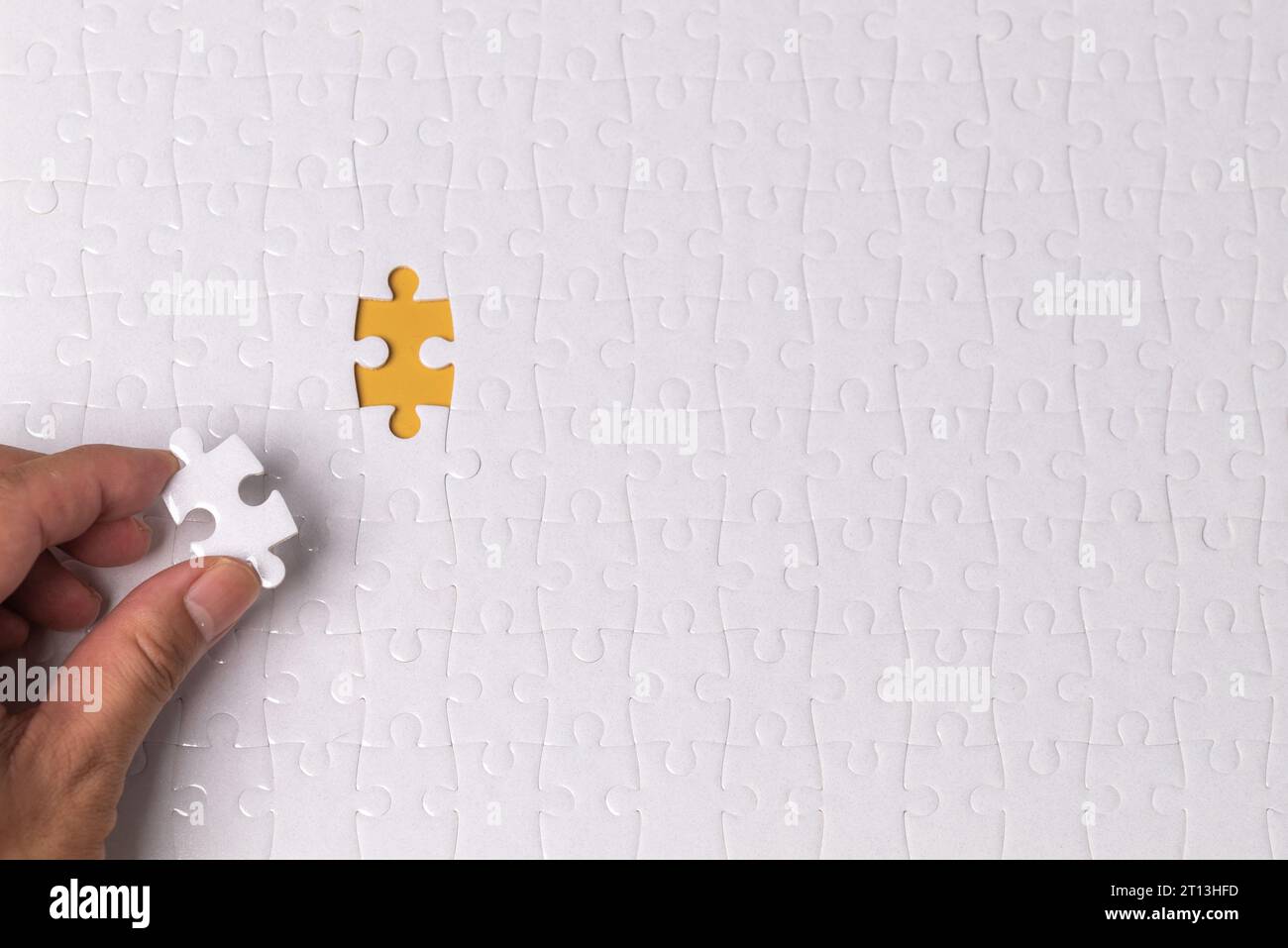 Hohe Ansicht eines Geschäftsmannes Puzzles auf gelbem Hintergrund.Geschäftsstrategie Konzept Stockfoto