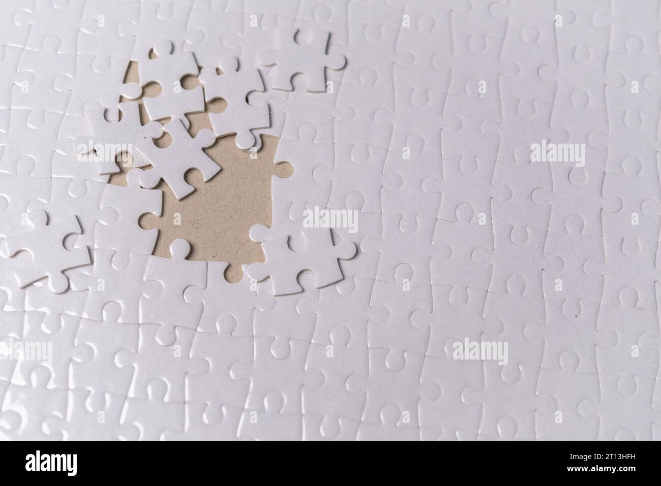 Puzzleteile auf Hintergrund.weiße Puzzleteile kopieren Raum für Text, Draufsicht. Stockfoto